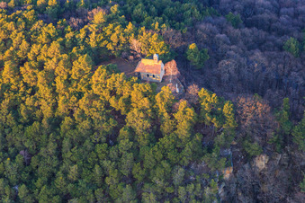 Photographie aérienne de Chapelle de la Protection de Marie sur le Wetterkreuzberg à Maikammer dans le département Rhénanie-Palatinat, Allemagne
