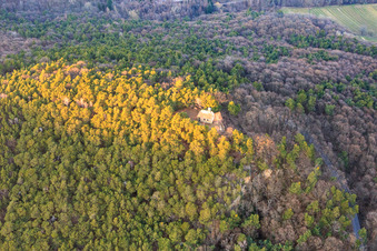 Vue oblique de Chapelle de la Protection de Marie sur le Wetterkreuzberg à Maikammer dans le département Rhénanie-Palatinat, Allemagne