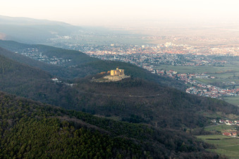 Vue oblique de Château de Hambach à le quartier Diedesfeld in Neustadt an der Weinstraße dans le département Rhénanie-Palatinat, Allemagne