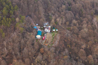 Vue aérienne de Zeter Berghaus en hiver à le quartier Diedesfeld in Neustadt an der Weinstraße dans le département Rhénanie-Palatinat, Allemagne