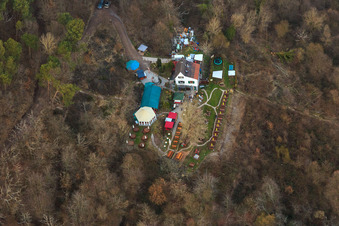 Vue aérienne de Zeter Berghaus en hiver à le quartier Diedesfeld in Neustadt an der Weinstraße dans le département Rhénanie-Palatinat, Allemagne
