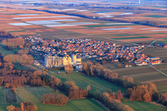 Vue aérienne de Vue du village depuis l'ouest à Freimersheim dans le département Rhénanie-Palatinat, Allemagne