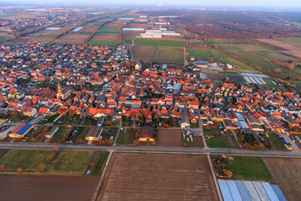 Vue aérienne de Route principale venant de l'ouest à Zeiskam dans le département Rhénanie-Palatinat, Allemagne