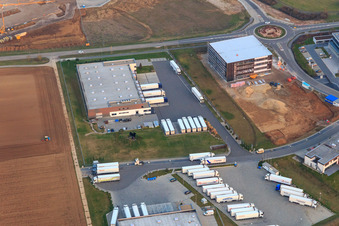 Vue aérienne de Zone industrielle dans la vallée de Spire avec TRANSAC International Speditionsgesellschaft mbH et chantier de construction du nouveau bâtiment de Kardex Software GmbH à Rülzheim dans le département Rhénanie-Palatinat, Allemagne