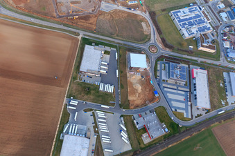 Vue oblique de Zone industrielle dans la vallée de Spire avec TRANSAC International Speditionsgesellschaft mbH, Markthalle 5, et le chantier de construction du nouveau bâtiment de Kardex Software GmbH à Rülzheim dans le département Rhénanie-Palatinat, Allemagne
