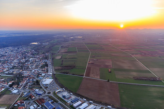 Vue aérienne de Coucher de soleil sur le Gollenberg depuis l'est à Rülzheim dans le département Rhénanie-Palatinat, Allemagne
