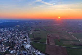 Vue aérienne de Coucher de soleil sur le Gollenberg depuis l'est à Rülzheim dans le département Rhénanie-Palatinat, Allemagne