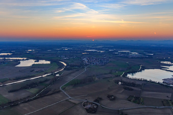 Vue aérienne de Coucher de soleil à Althrein depuis l'est à Neupotz dans le département Rhénanie-Palatinat, Allemagne