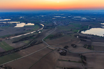 Vue aérienne de Coucher de soleil à Althrein depuis l'est à Neupotz dans le département Rhénanie-Palatinat, Allemagne