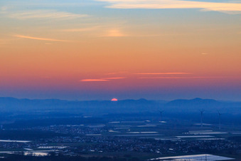 Vue aérienne de Coucher de soleil derrière le Haardt à Hatzenbühl dans le département Rhénanie-Palatinat, Allemagne