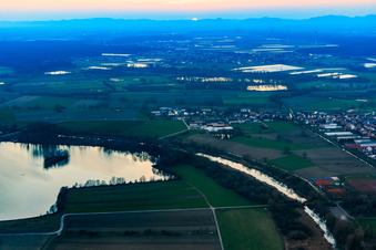 Vue oblique de Coucher de soleil à Althrein depuis l'est à Neupotz dans le département Rhénanie-Palatinat, Allemagne
