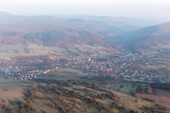 Lembach dans le département Bas Rhin, France du point de vue du drone
