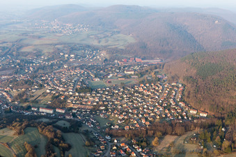 Vue d'oiseau de Niederbronn-les-Bains dans le département Bas Rhin, France