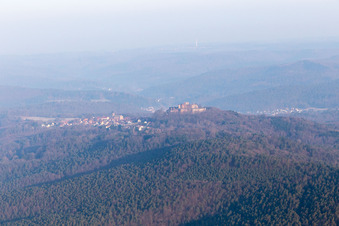 Vue aérienne de Ruines du château de Lichtenberg dans les Vosges du Nord à Lichtenberg dans le département Bas Rhin, France