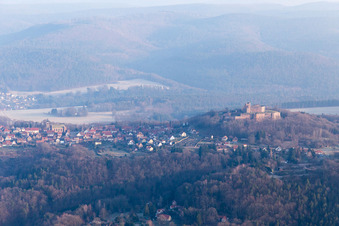 Vue aérienne de Ruines du château de Lichtenberg dans les Vosges du Nord à Lichtenberg dans le département Bas Rhin, France