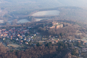 Vue oblique de Ruines du château de Lichtenberg dans les Vosges du Nord à Lichtenberg dans le département Bas Rhin, France