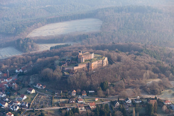Ruines du château de Lichtenberg dans les Vosges du Nord à Lichtenberg dans le département Bas Rhin, France d'en haut