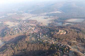 Vue d'oiseau de Ruines du château de Lichtenberg dans les Vosges du Nord à Lichtenberg dans le département Bas Rhin, France