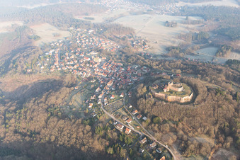 Ruines du château de Lichtenberg dans les Vosges du Nord à Lichtenberg dans le département Bas Rhin, France vue du ciel
