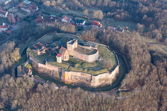 Enregistrement par drone de Ruines du château de Lichtenberg dans les Vosges du Nord à Lichtenberg dans le département Bas Rhin, France