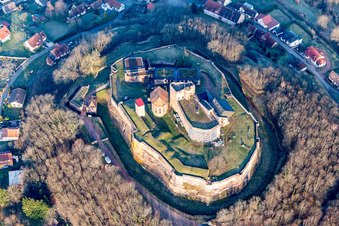 Vue aérienne de Complexe du château de Veste Chateau Lichtenberg avec scène en plein air à Lichtenberg dans le département Bas Rhin, France