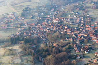 Vue aérienne de Weiterswiller dans le département Bas Rhin, France