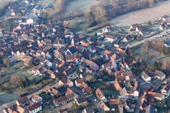 Vue aérienne de Église fortifiée luthérienne-protestante entourée d'un anneau de maisons au centre du village à Dossenheim-sur-Zinsel dans le département Bas Rhin, France