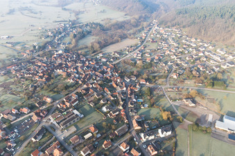 Vue aérienne de Dossenheim-sur-Zinsel dans le département Bas Rhin, France