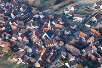 Photographie aérienne de Église fortifiée luthérienne-protestante entourée d'un anneau de maisons au centre du village à Dossenheim-sur-Zinsel dans le département Bas Rhin, France