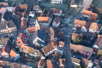 Vue oblique de Église fortifiée luthérienne-protestante entourée d'un anneau de maisons au centre du village à Dossenheim-sur-Zinsel dans le département Bas Rhin, France