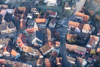 Église fortifiée luthérienne-protestante entourée d'un anneau de maisons au centre du village à Dossenheim-sur-Zinsel dans le département Bas Rhin, France d'en haut