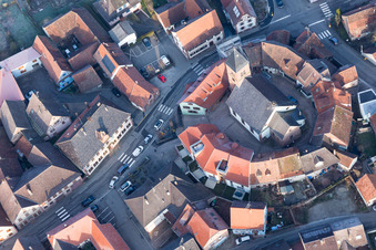 Église fortifiée luthérienne-protestante entourée d'un anneau de maisons au centre du village à Dossenheim-sur-Zinsel dans le département Bas Rhin, France vue d'en haut