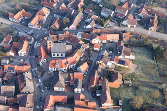 Église fortifiée luthérienne-protestante entourée d'un anneau de maisons au centre du village à Dossenheim-sur-Zinsel dans le département Bas Rhin, France depuis l'avion