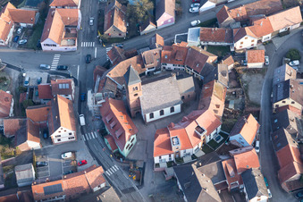 Vue d'oiseau de Église fortifiée luthérienne-protestante entourée d'un anneau de maisons au centre du village à Dossenheim-sur-Zinsel dans le département Bas Rhin, France
