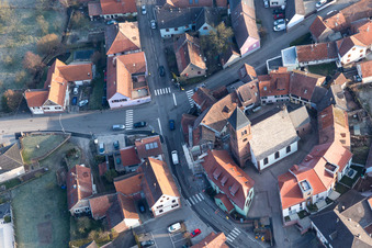 Église fortifiée luthérienne-protestante entourée d'un anneau de maisons au centre du village à Dossenheim-sur-Zinsel dans le département Bas Rhin, France vue du ciel