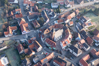 Enregistrement par drone de Église fortifiée luthérienne-protestante entourée d'un anneau de maisons au centre du village à Dossenheim-sur-Zinsel dans le département Bas Rhin, France