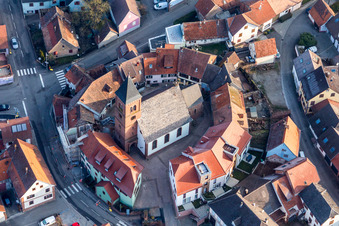 Vue aérienne de L'église fortifiée luthérienne-protestante Saint-Léonard, entourée d'un anneau de maisons, est située au centre du village à Dossenheim-sur-Zinsel dans le département Bas Rhin, France