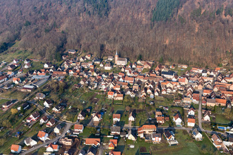 Vue aérienne de Village - Vue en bordure des Vosges du Nord à Ernolsheim-les-Saverne à Ernolsheim-lès-Saverne dans le département Bas Rhin, France