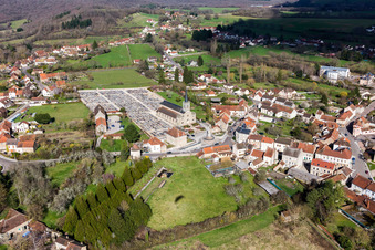 Épinac dans le département Saône et Loire, France depuis l'avion