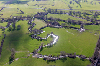 Vue aérienne de Courbe sinueuse et sinueuse d'un ruisseau à Sully dans le département Saône et Loire, France
