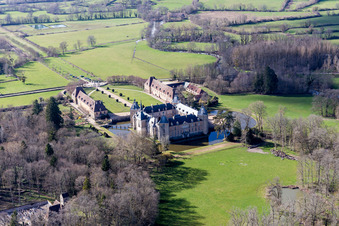 Vue aérienne de Château d'eau Château Sully en Bourgogne à Sully dans le département Saône et Loire, France