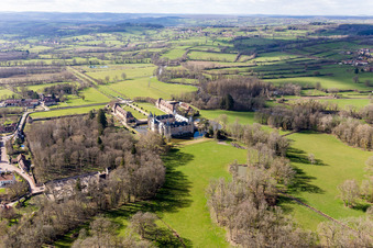Vue aérienne de Château d'eau Château Sully en Bourgogne à Sully dans le département Saône et Loire, France