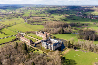 Vue aérienne de Bâtiments et installations du parc du château à douves Sully à Sully dans le département Saône et Loire, France
