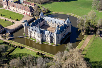 Photographie aérienne de Bâtiments et installations du parc du château à douves Sully à Sully dans le département Saône et Loire, France
