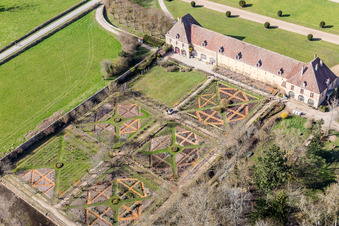 Vue oblique de Château d'eau Château Sully en Bourgogne à Sully dans le département Saône et Loire, France