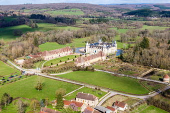 Château d'eau Château Sully en Bourgogne à Sully dans le département Saône et Loire, France d'en haut