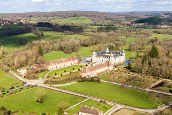 Château d'eau Château Sully en Bourgogne à Sully dans le département Saône et Loire, France hors des airs