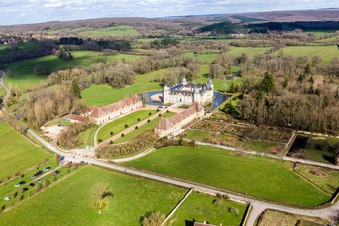 Château d'eau Château Sully en Bourgogne à Sully dans le département Saône et Loire, France vue d'en haut