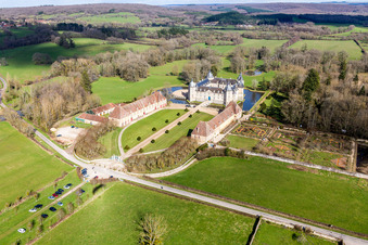 Château d'eau Château Sully en Bourgogne à Sully dans le département Saône et Loire, France depuis l'avion