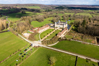 Vue d'oiseau de Château d'eau Château Sully en Bourgogne à Sully dans le département Saône et Loire, France
